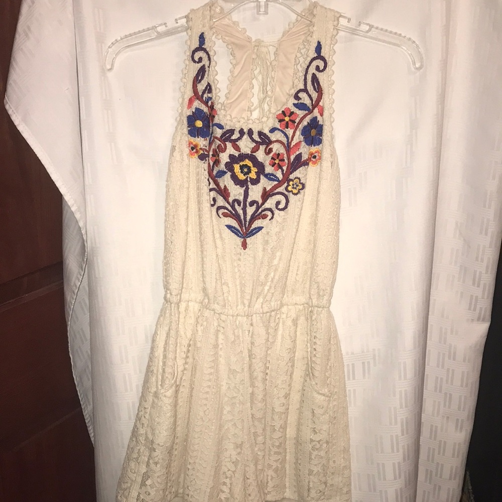 White laced romper with flower embroidery